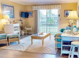 Cozy condo with balcony, walking distance to conch house and WIFI