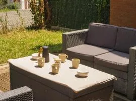 Bajo con jardines cerca de la playa