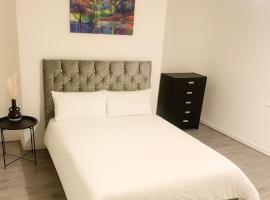 Bright & Cosy Room in Ashton Town Centre, hotel v destinaci Ashton-under-Lyne