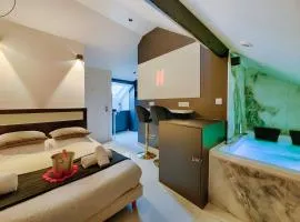 Hollywood Love Jacuzzi