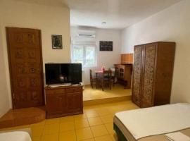 Apartmani na obali mora Tina, hotel v destinaci Sutomore