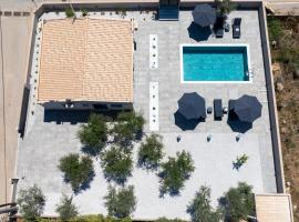Glafkos house with pool near the beach, Hotel in Daratso