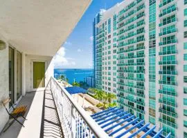 Trendy 2BR Condo with Pool and Bay Views