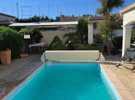 Lieblingshaus mit beheizten Privatpool und Ladesäule – hotel w mieście Portiragnes
