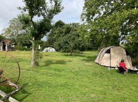 Les Sources Camping club apportez votre tente, hotel in Les Cresnays