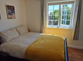 Beautiful home with 3 beds in 3 seperate rooms in Durham free parking, hotel di Durham