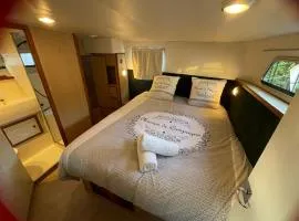 Iris, bateau douillet sur le canal du nivernais