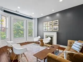 Lincoln Park Mega Space 1 Parking Space Sleeps 18 condo