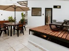 L1 7BR Laureles House rooftop jacuzzi AC