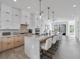 Bella Vista Uptown Family Retreat - Upscale - Rooftop Hot Tub
