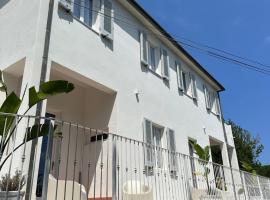 Villa Viola Rooms, a 200mt dalla spiaggia di Procchio, hotel v destinaci Procchio