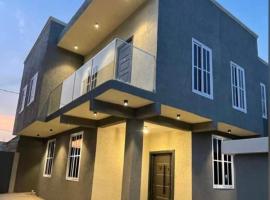Luxurious Modern 2 bedroom house at Lakeside, hotel v destinaci Ashalebotwe