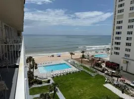 MCM Retro Beachfront Studio Great View, King Bed Remodeled