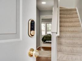 Peaceful Luxury 3 beds*Lake*Kitchen*LaundryMetro, hotel in Reston