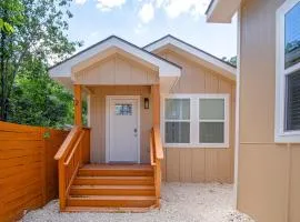 Historic Comfort 2BR1BA Guesthouse Near Riverwalk