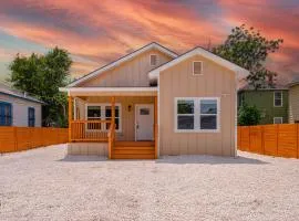 Generous 4BR3BA Charmer Near Glorius Downtown