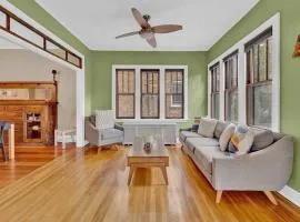 Charming 3bd Bungalow in Vibrant Andersonville home