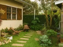 StayBr Floripa - Studio Cravo e Canela - Aconchego e privacidade, ideal para casais, com cozinha completa, ar-condicionado, Wi-Fi, vaga de garagem, excelente custo benefício, lugar tranquilo entre as praias dos Ingleses e Moçambique