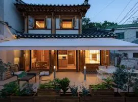 Haeon Seoul,2층 한옥 독채,서울 핫플 중심가에 위치,주요 핫플 도보 이동,테라스,지하철과공항버스5분,종로,익선동,경복궁,북촌한옥마을,명동
