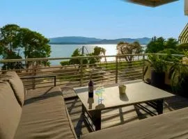 Luxury Sea View 2BR Apt - Balcony & Free Parking
