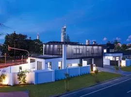 Luxe Capri Villa Heated Pool,10-min Walk to Beach