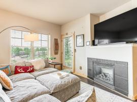Condo Near Winter Park Resort and Steps From Shuttle, Hotel in Fraser