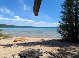 New! Lwardcove - Beachfront Beauty!, hotel v destinaci Frankfort