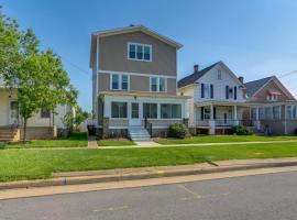 Walk to Lake Erie Spacious Home in Sandusky!, Hotel in Sandusky
