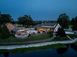 Gated 35-Acre De Soto Estate Pool, Lake and Patio!