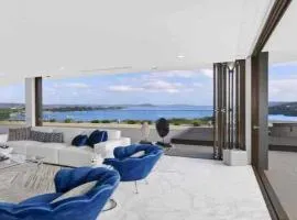 Stylish Penthouse with Views & Jacuzzi