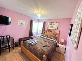 Quiet Bloom Bedroom in Fraser Valley Getaway with Breakfast