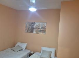 Linda e espaçosa casa no Centro de Santos Dumont-MG, hotel in Água Boa