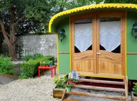 Roulotte Mariposa, bed and breakfast en Loches