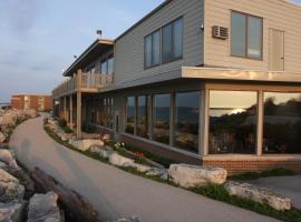 Lighthouse Inn - Two Rivers, beach hotel in Two Rivers