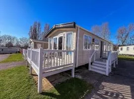 Modern Caravan With Decking At Haven Hopton-On-Sea Ref 80032M