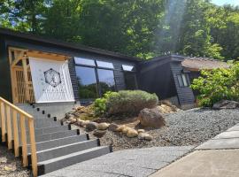 孫六温泉六庵, готель з парковкою у місті Senboku