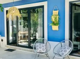 Trendy one bedroom house, beach & lagoon