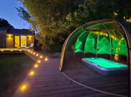 Tiny house Dôme jacuzzi privatif, domek nebo chatka v destinaci Yvias