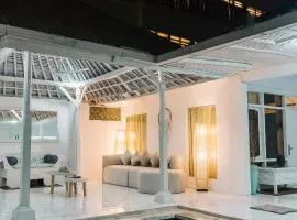 Modern 3BR Villa, 4min to Double Six Beach, Pool