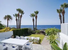 Bright oceanfront bungalow, views, garden, coastal