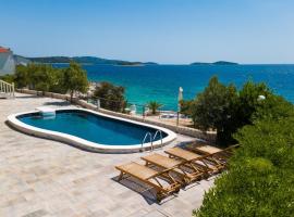 Family-friendly apartments with swimming pool Zecevo Rtic, Rogoznica - 8366, Hotel in Rogoznica