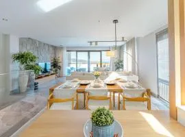 3-Bedroom Beachfront Villa with Hotel Amenities