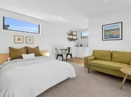 The Studio - Modern stay in Old Cromwell