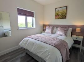 Seaside Retreat - 4 Guests - Fireplace - Parking, hotel v destinaci Galway