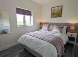 Seaside Retreat - 4 Guests - Fireplace - Parking