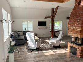 Friesenhaus Ebbe für 6 Gäste mit großem Garten, hotel in Rodenkirchen