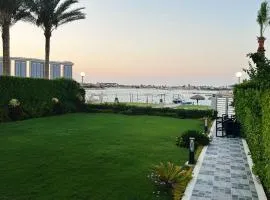 فيلا فاخرة بأول صف على البحيرة رفاهية وخصوصية لا مثيل لها