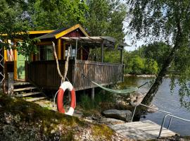 Lakehouse getaway with rowing boat, hotel v destinaci Lerum