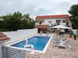 Holiday Home Lantina with pool, hotel in Pridraga