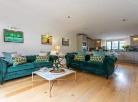 Bright Lofty House with Parking and Hot Tub